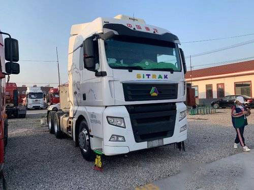 Sinotruk Sitrak C7H использовало сверхмощную коробку передач двигателя ZF ЧЕЛОВЕКА тележек 540HP 6*4