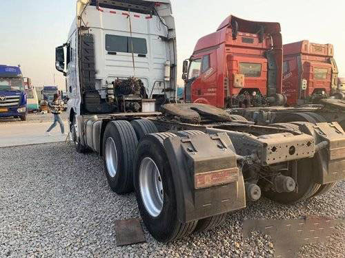 Sinotruk Sitrak C7H использовало сверхмощную коробку передач двигателя ZF ЧЕЛОВЕКА тележек 540HP 6*4