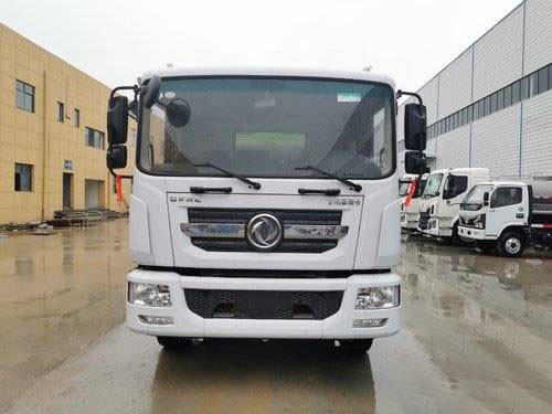 Dongfeng Duolika D9 использовало тележку цистерны с водой