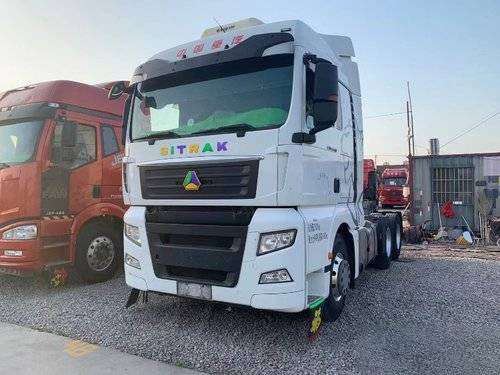 Sinotruk Sitrak C7H использовало сверхмощную коробку передач двигателя ZF ЧЕЛОВЕКА тележек 540HP 6*4